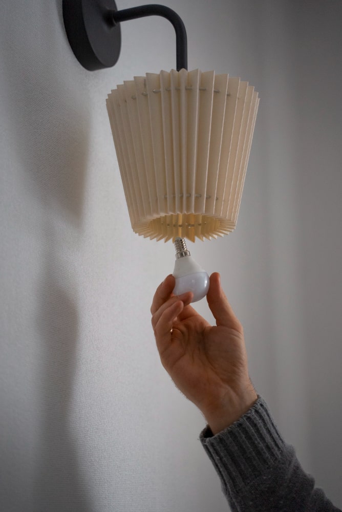 Un assortiment de lampes de surveillance de styles variés, incluant des projecteurs et des plafonniers avec caméras intégrées