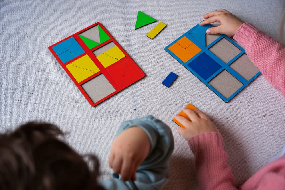 Un assortiment coloré de "Puzzles et Jeux Montessori" en bois, conçus pour le développement sensoriel et cognitif des enfants