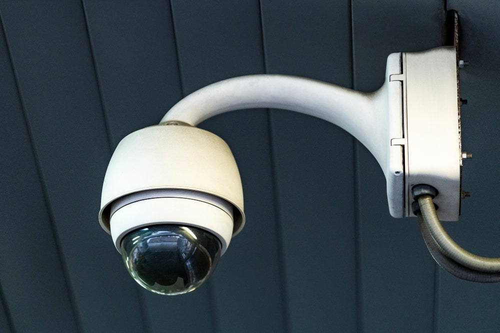 Une caméra de vidéosurveillance moderne et discrète, élément clé des "systèmes de vidéosurveillance" efficaces