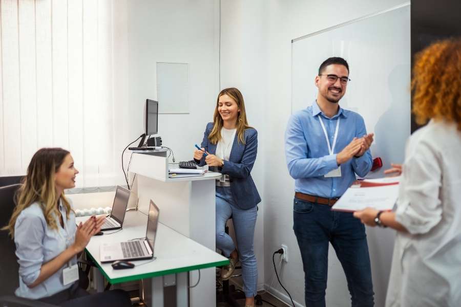 Équipe professionnelle en réunion collaborative pour préparer des certifications professionnelles