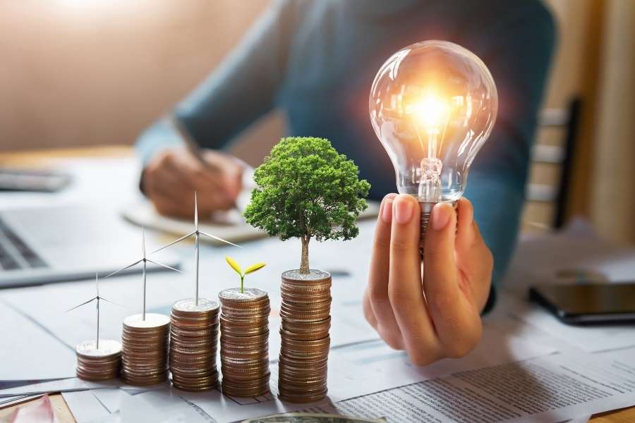 Concept d'investissement dans les énergies renouvelables à domicile avec symboles écologiques et ampoule