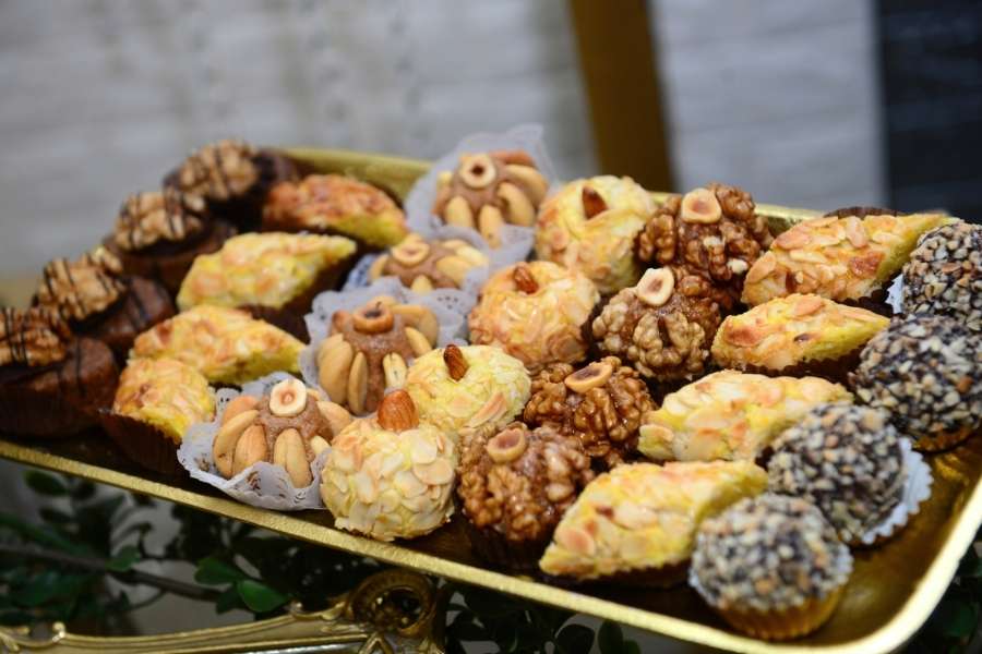 Plateau élégant de pâtisseries marocaines aux fruits secs et miel présentées sur support doré