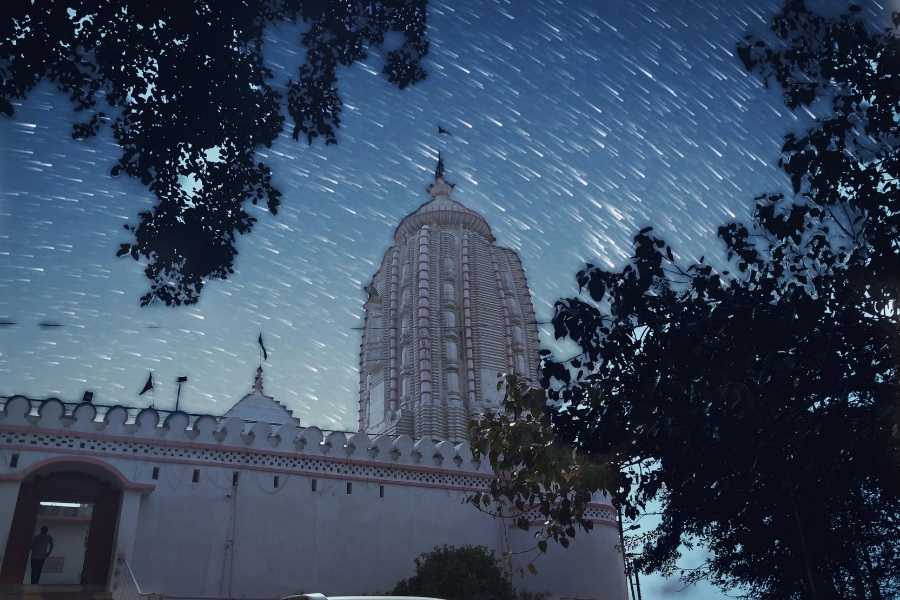 Temple hindou capturé en photographie de nuit avec effet de filé d'étoiles dans le ciel