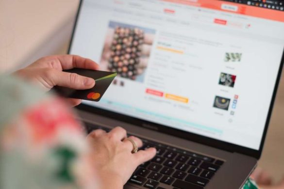 Développeur programmant le code d'une plateforme e-commerce sur plusieurs écrans d'ordinateur