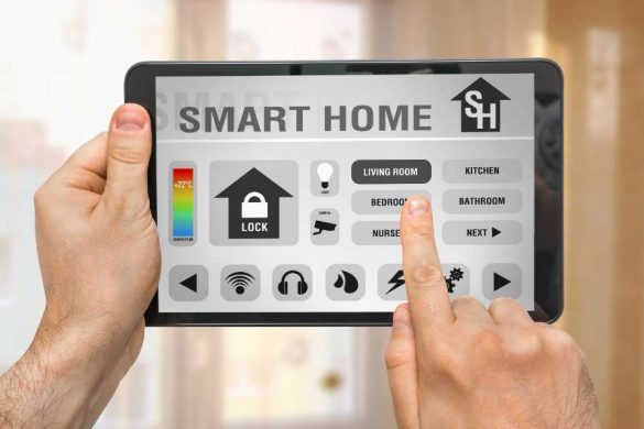 Une personne utilise une tablette pour contrôler la domotique électrique de sa maison intelligente.