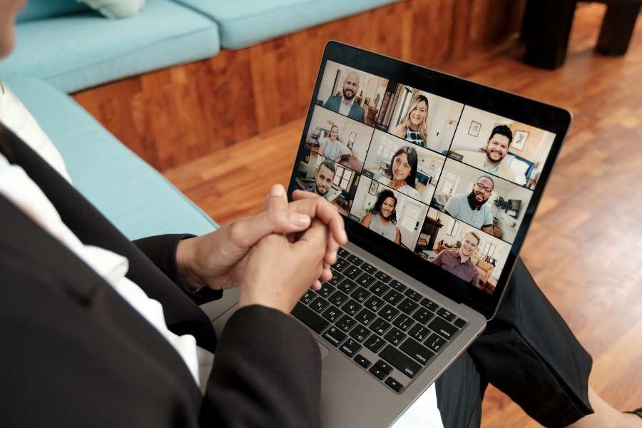 Professionnel participant à une formation en ligne via visioconférence sur ordinateur portable