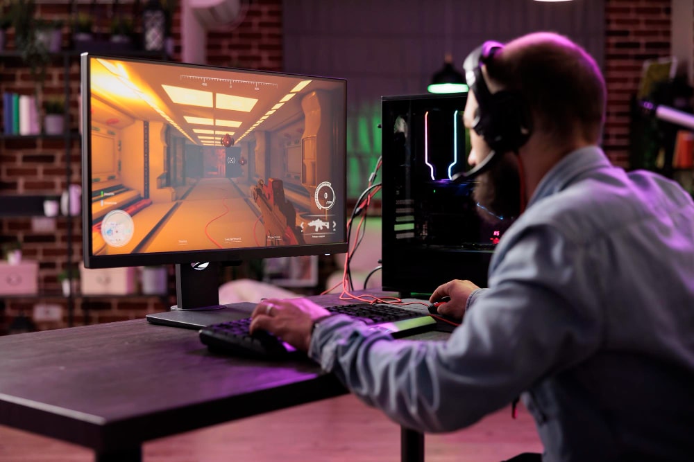 Joueur concentré sur son pc gamer au Maroc, en pleine partie