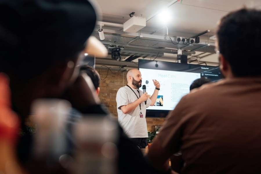 Un conférencier s'exprime devant son public lors d'une conférence professionnelle sans banderole événement apparente.